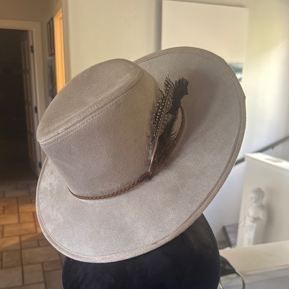 Elegant Cream Hat with Feather Accent